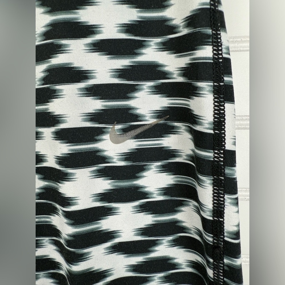 Nike women’s relay Dri-Fit black & white pattern athletic legging. Size small - Picture 4 of 10